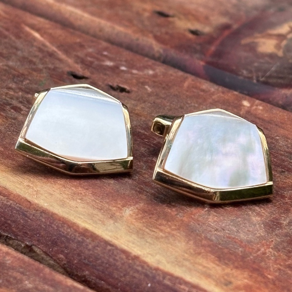 Stunning Vintage Mother of Pearl Cufflinks!
